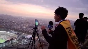 Er kommentiert ein Fußballspiel von einem Hügel, jetzt ist er ein&nbsp;Internetstar